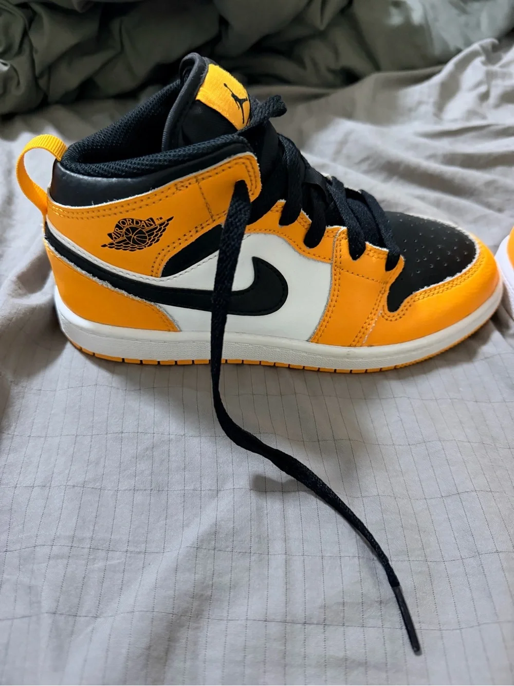 Air Jordan 1 Mid Taxi Black Toe Yellow Pollen youth Size 3Y Nike